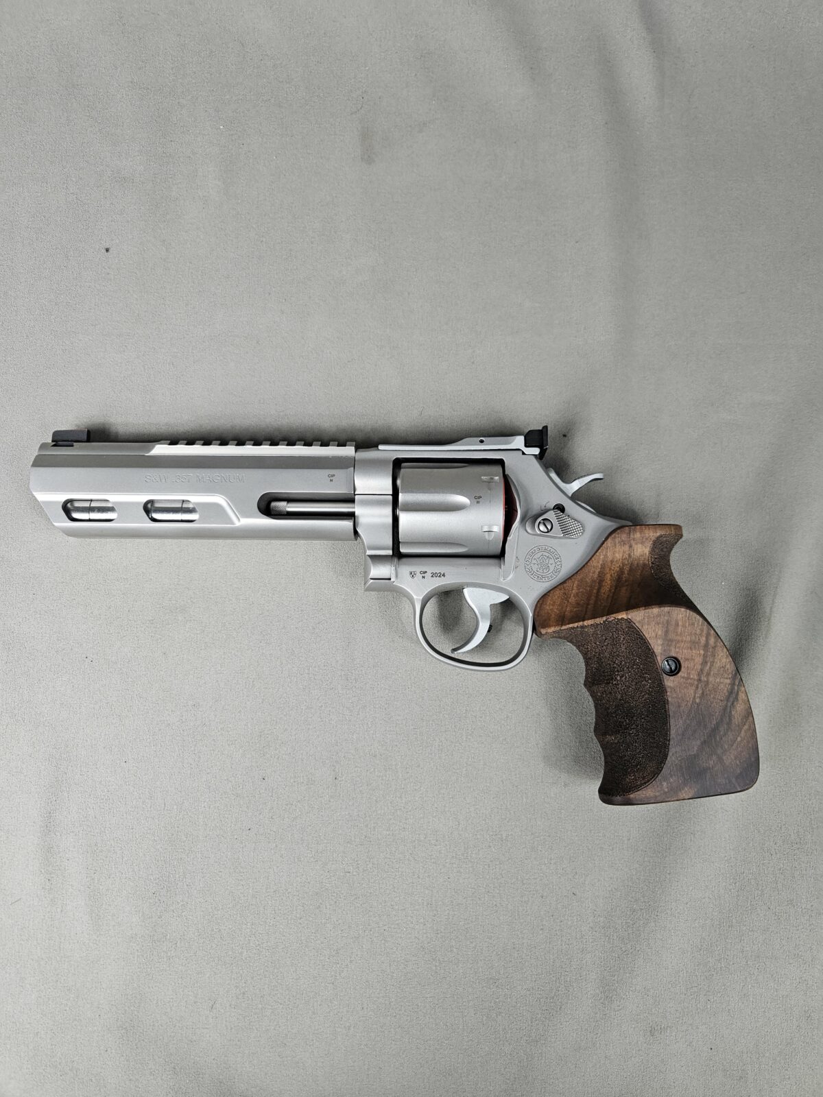 REVOLVER S&W 686 COMPETITOR 357M AVEC POIGNET ERGO